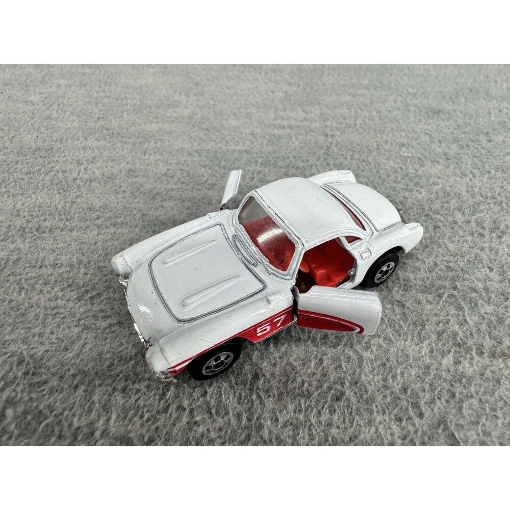 ROAD CHAMPS Die Cast #61 1957 White Corvette Car T5